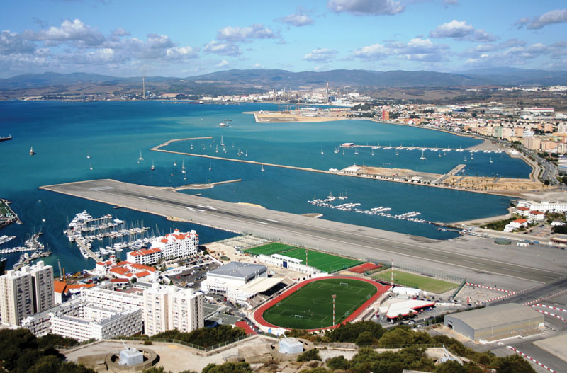 El Aeropuerto Internacional de Gibraltar es uno de los pocos aeropuertos Clase A en el mundo debido a su complejidad.
