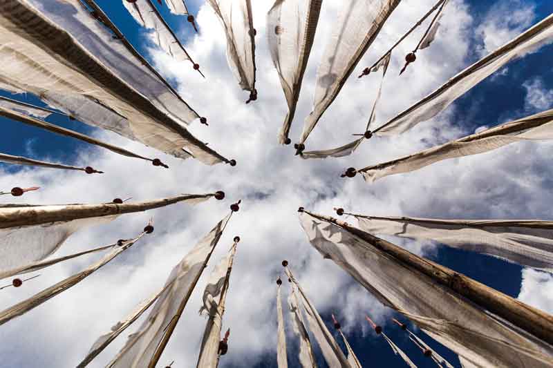 Las banderas de oración son una de las imágenes más representativas del paisaje por todo el país. 
