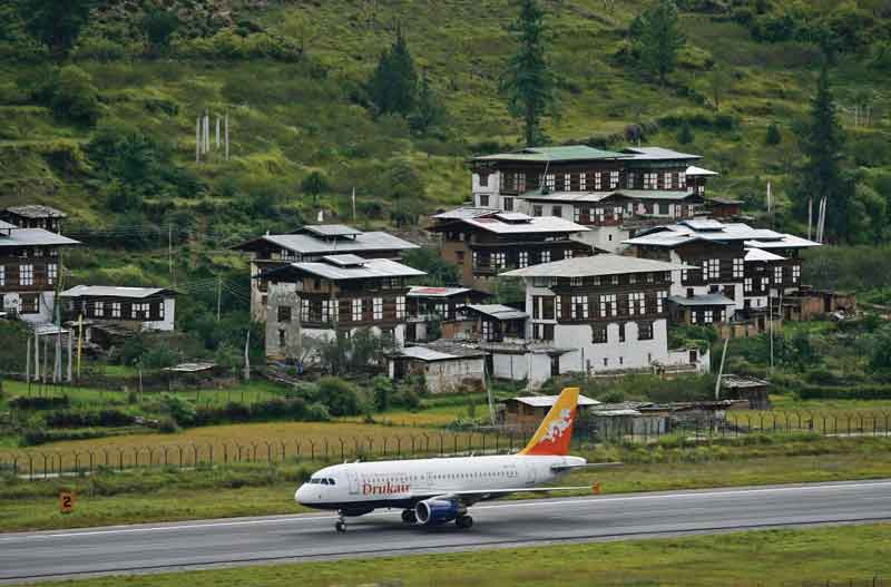 Los despegues y aterrizajes en el aeropuerto de Paro, se encuentran entre los más difíciles del mundo.
