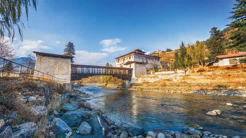 Rinpung Dzong con vistas al valle de Paro fue construido por Padmasambhava - Guru Rinpoche (Precious Guru) a principios del siglo X.
