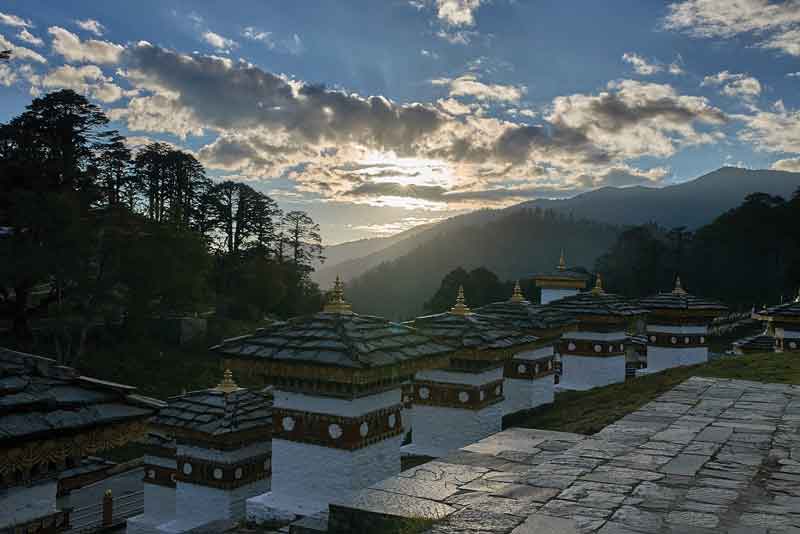 Estupas, ubicadas en el paso de Dochula, Timbu, Bután. 