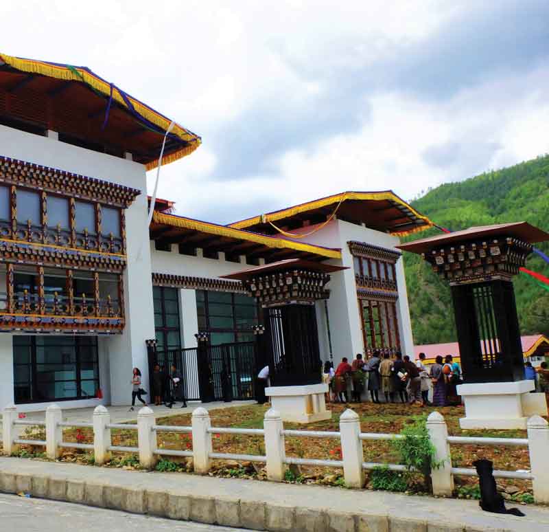 El Museo y Academia Real Textil de Bután, donde se preserva y fomenta la historia, y el porvenir de los textiles tradicionales. 
