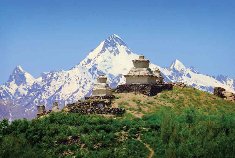 El panorama montañoso del Himalaya, la preservación del medio ambiente y su arquitectura tradicional conforman el mayor atractivo turístico de Bután. 
