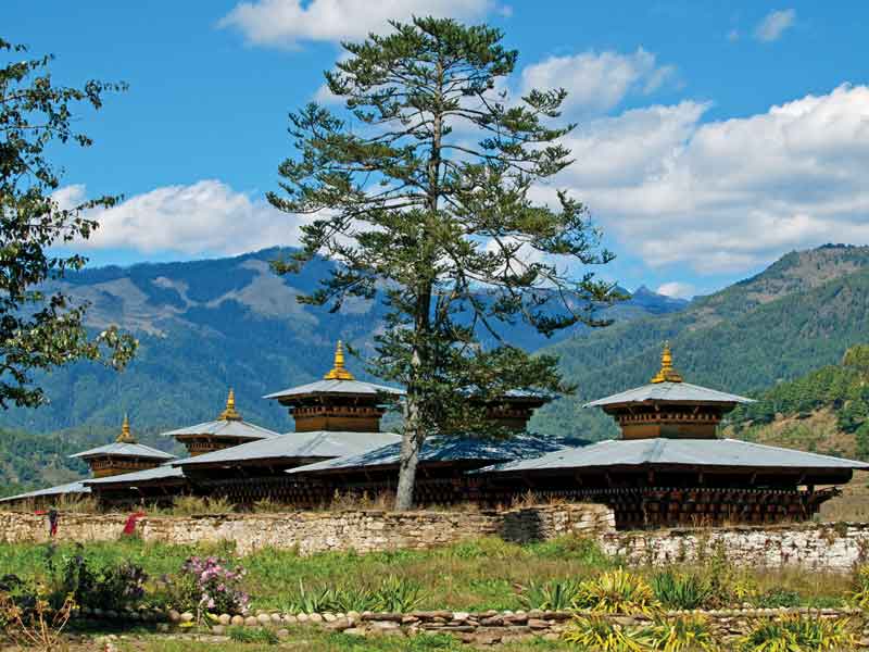 Las estupas (chorten) son un tipo de monumento peculiar. Se construyen cerca de puntos estratégicos en montañas, ríos o caminos.
