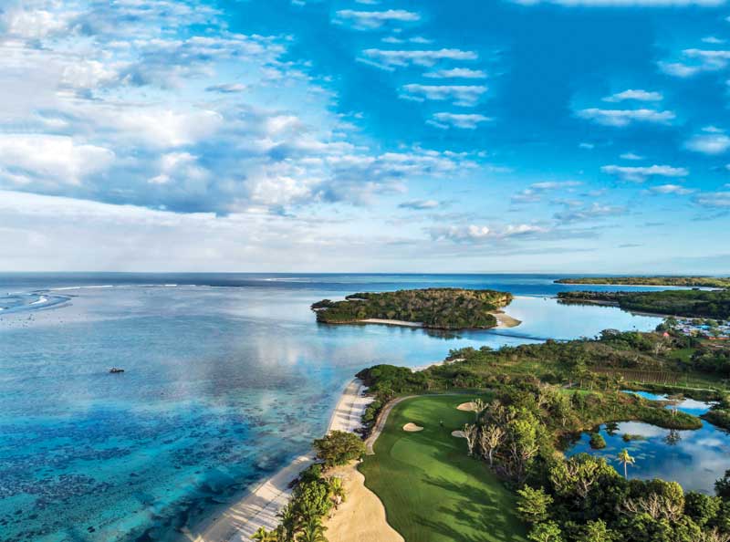 Fiji es considerado uno de los mejores destinos tropicales en el mundo gracias a sus prístinos paisajes, su abundancia en hoteles de lujo, su cultura y la gran variedad de actividades y festivales que ofrece. 
