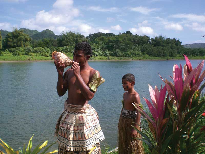 Nowadays, fijians continue to celebrate their ancient culture and history, celebrating rituals and ancestral ceremonies.