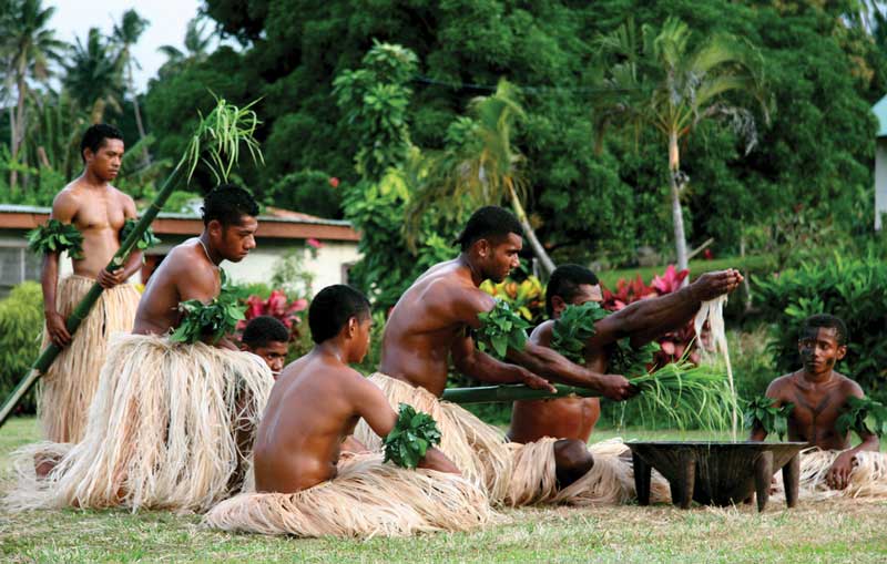 Ceremonias, danzas, cantos y tradiciones orales resguardaron su cultura. Apenas a mediados del siglo XIX, el fiyiano tuvo un alfabeto con caracteres latinos en su representación escrita. 