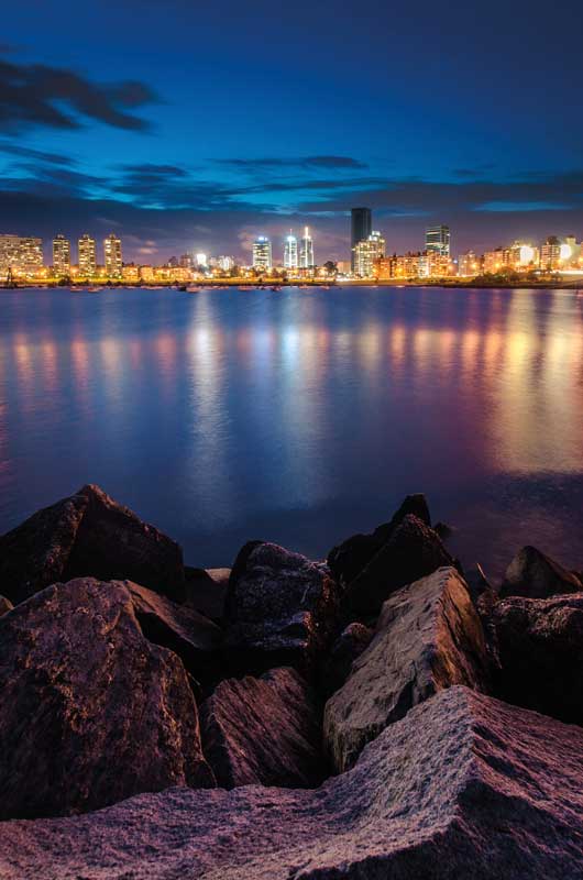 Amura,La Bahía de Montevideo forma un puerto natural, y es el paisaje más bello de la ciudad. 