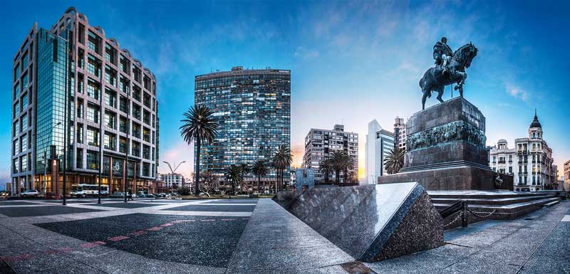 Amura,Plaza de la Independencia en el centro de la ciudad, con la estatua del héroe uruguayo José Artigas.
