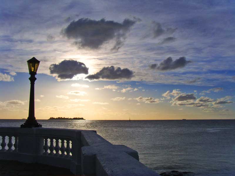 Amura,Uruguay está situado entre varios ríos, y al sur y al suroeste por el Océano Atlántico Sur.
