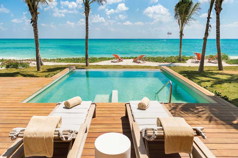 More than you can wish for: a private pool and the incredible sea.
