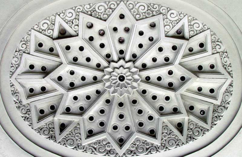 Amura,El uso de materiales ostentosos como mármol y metales es común en los ornamentos. 
