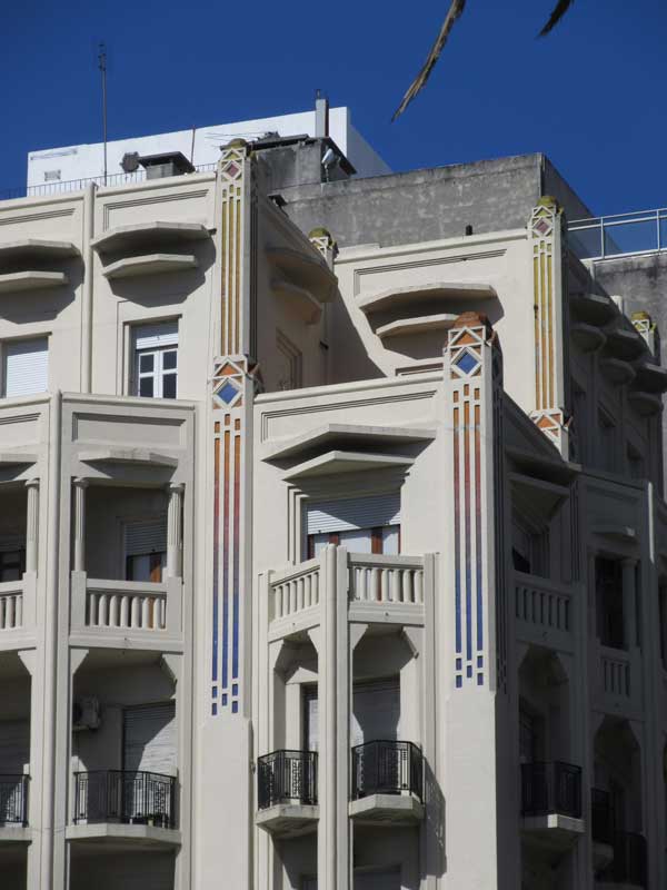 Amura,El edificio Rinaldi se adhiere a la tradición francesa de estructuras poliédricas.
