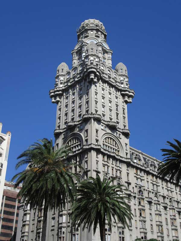 Amura,El Edificio Salvo era el más alto en Uruguay cuando se construyó. 
