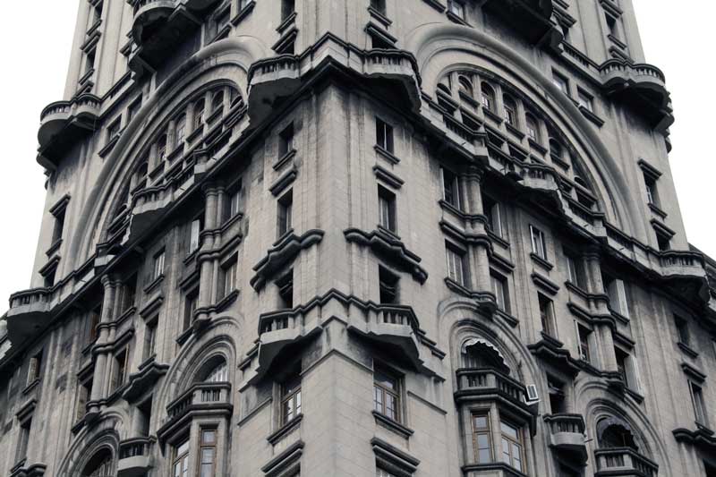 Amura,El Edificio Salvo era el más alto en Uruguay cuando se construyó.
