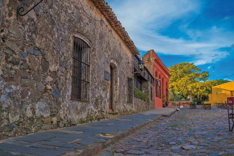 Amura,En 1680 los portugueses establecieron la “Nova Colonia do Santissimo Sacramento”. 