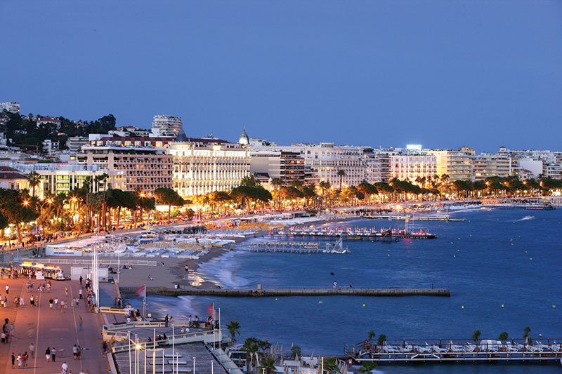 Amura,Port de Cannes is also known as Vieux Port (old port). 