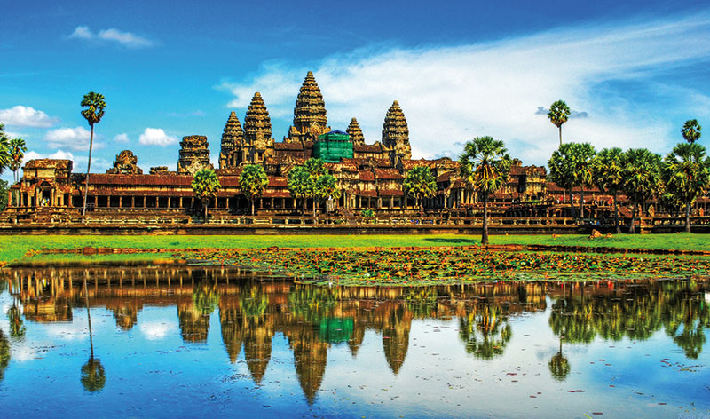 Amura, Camboya, Cambodia, Angkor Wat is the largest religious edification in the world.
