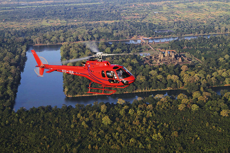 Amura, Camboya, Cambodia, Los servicios de helicóptero ofrecen paseos sobre las ruinas de Angkor. 