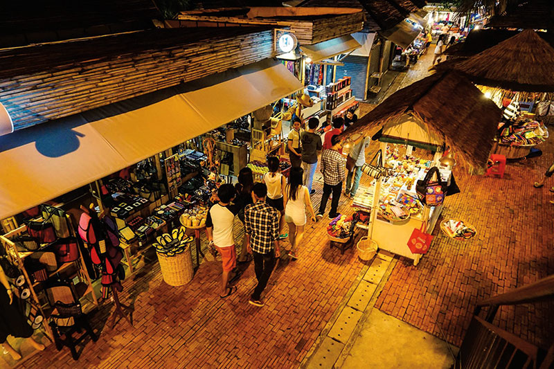 Amura, Camboya, Cambodia, Angkor Night Market es un lugar turístico popular donde se puede adquirir productos locales. 