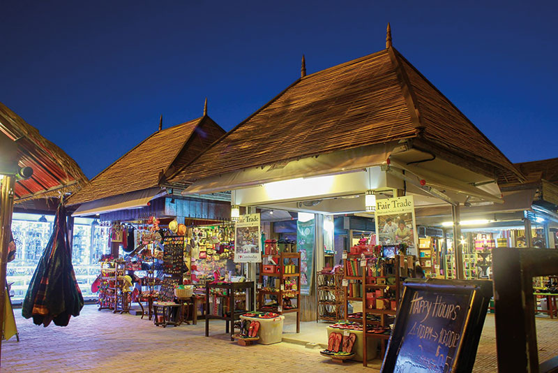 Amura, Camboya, Cambodia, Angkor Night Market es un lugar turístico popular donde se puede adquirir productos locales. 