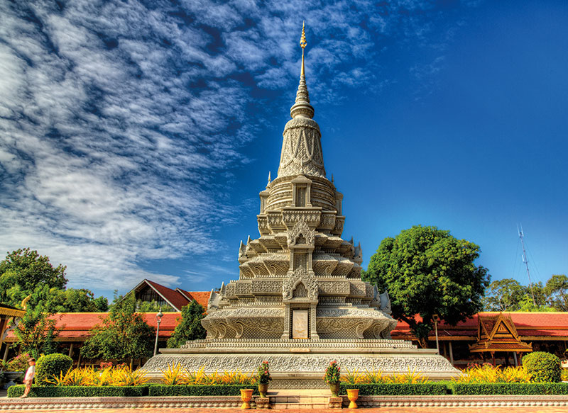 Amura, Camboya, Cambodia, La pagoda plateada, cuyo nombre es Wat Preah Keo Morokat, conserva el Tesoro del “Buda Esmeralda”. 
