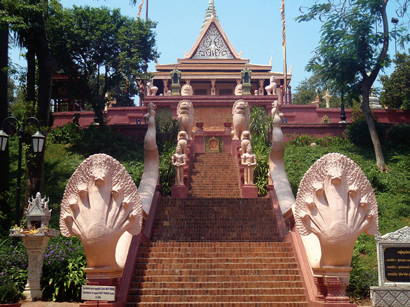 Amura, Camboya, Cambodia, El templo de Wat Phnom está en el centro de la ciudad; fue construido en 1372. 