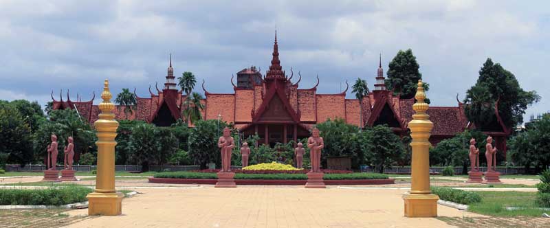 Amura, Camboya, Cambodia,Museo Nacional de Camboya , El patio contiene diferentes objetos históricos y piezas de arte. 
