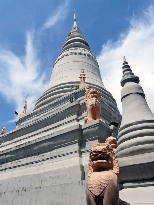 Amura, Camboya, Cambodia,Museo Nacional de Camboya , Sacred stupa at the Wat Phnom temple.