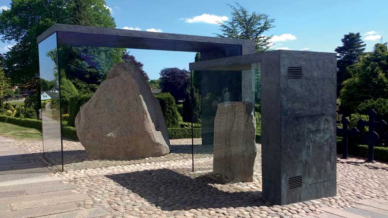Amura,Dinamarca,Vikingos,Rey Harald,piedras rúnicas de Jelling,daneses,felicidad, Runic stones at Jelling, Vejle, Denmark.  