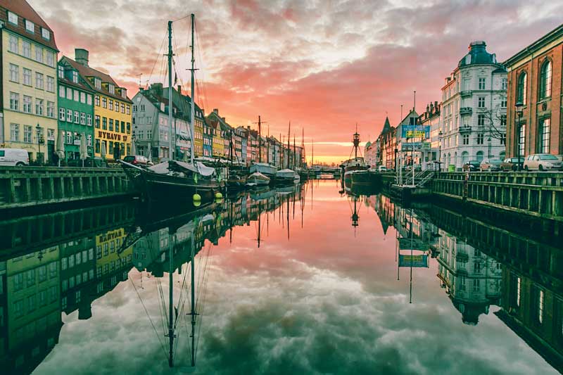 Amura,Dinamarca,Vikingos,Rey Harald,piedras rúnicas de Jelling,daneses,felicidad, Nyhavn canal was built in 1671. Today is a top recommendation for sailing around the city and enjoying the most famous and beautiful landscapes in Copenhaguen. <br /> 