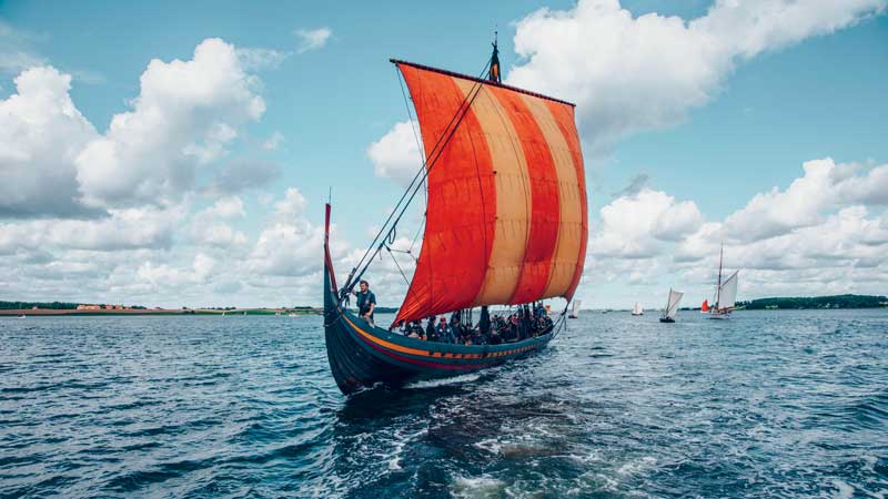 Amura,Dinamarca,Vikingos,Rey Harald,piedras rúnicas de Jelling,daneses,felicidad, The Viking museum offers a genuine sailing experience in a reconstructed traditional boat.