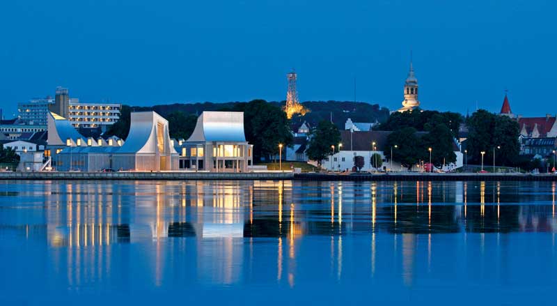 Amura,Dinamarca,Vikingos,Rey Harald,piedras rúnicas de Jelling,daneses,felicidad, El Utzon Center Aalborg (2008) de Kim Utzon Architecture.