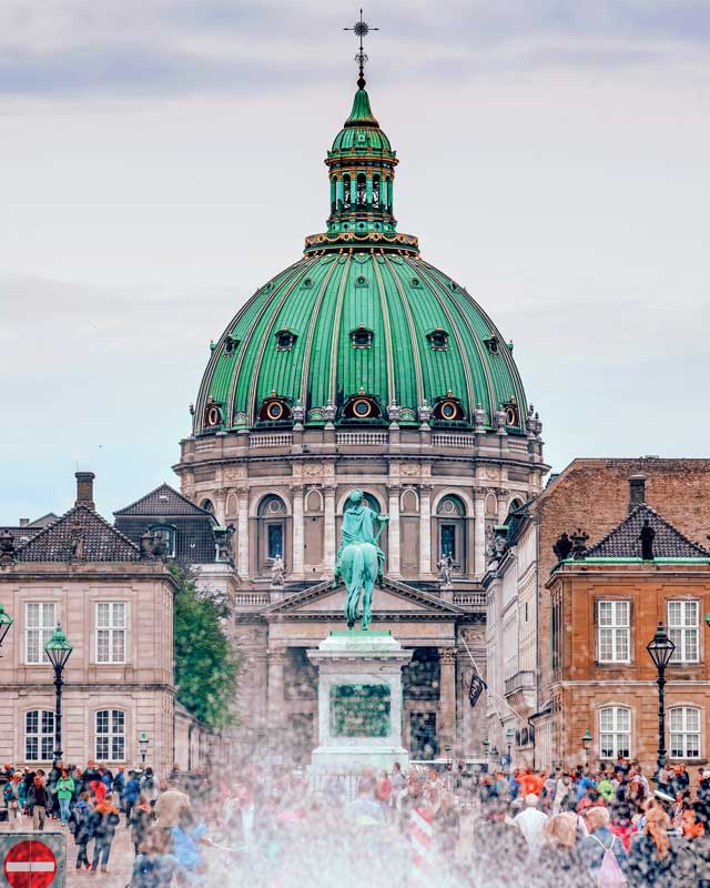 Amura,Dinamarca,Vikingos,Rey Harald,piedras rúnicas de Jelling,daneses,felicidad, Palacio de Amalienborg y la iglesia de mármol. / Amalienborg Palace and the marble church.  