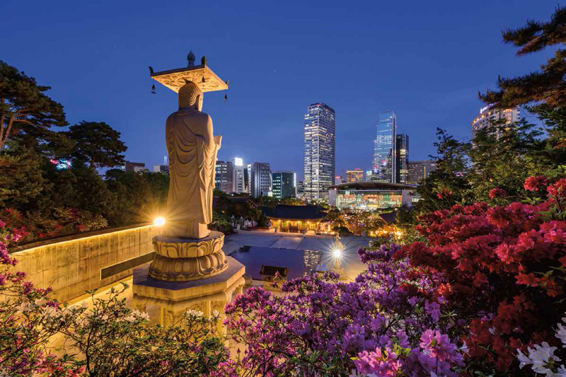 Amura,Corea del Sur,South Korea,Seúl,Busan,Isla Jeju,Villa de Bukchon Hanok, Templo Bongeusa en el distrito de Gangnam. / Bongeunsa Temple in the Gangnam District.