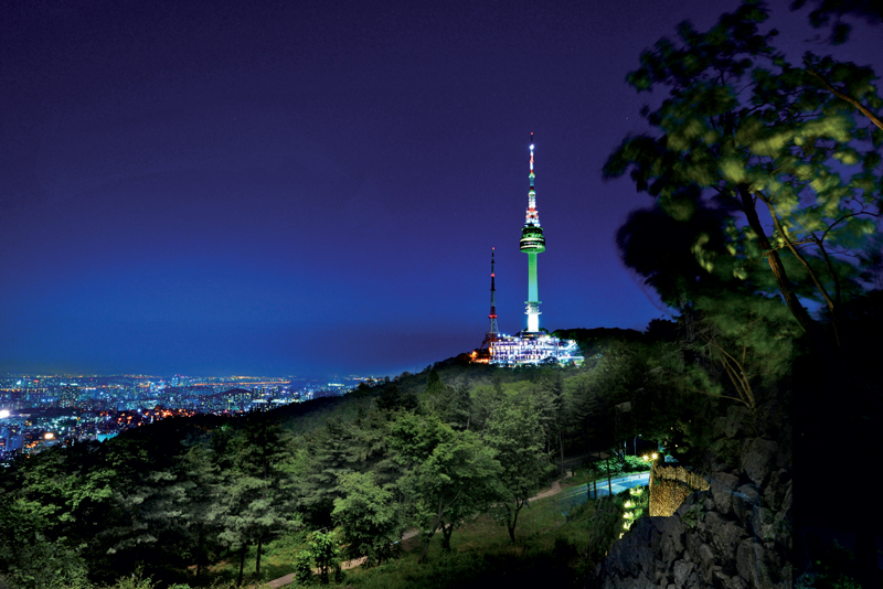Amura,Corea del Sur,South Korea,Seúl,Busan,Isla Jeju,Villa de Bukchon Hanok, N Seoul Tower was built in 1971