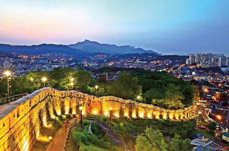Amura,Corea del Sur,South Korea,Seúl,Busan,Isla Jeju,Villa de Bukchon Hanok, Seoul City Wall.
