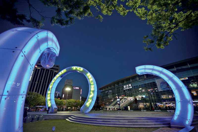 Amura,Corea del Sur,South Korea,Seúl,Busan,Isla Jeju,Villa de Bukchon Hanok, Fountain at Busan Station<br />