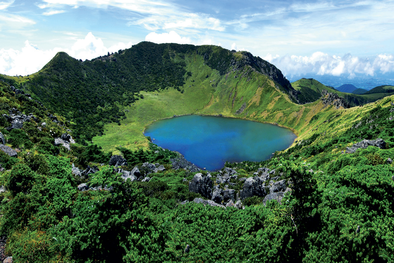 Amura,Corea del Sur,South Korea,Seúl,Busan,Isla Jeju,Villa de Bukchon Hanok, Hallasan Mountain rises 1,940m above sea level.<br />