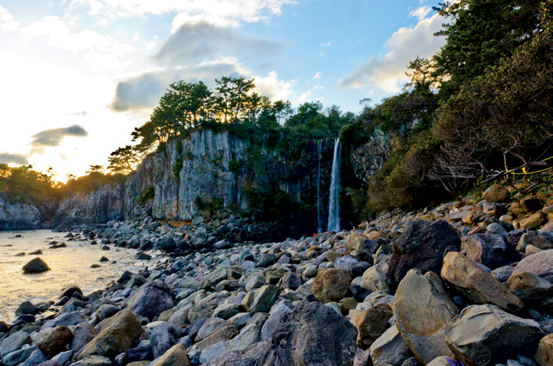 Amura,Corea del Sur,South Korea,Seúl,Busan,Isla Jeju,Villa de Bukchon Hanok, Cataratas Jeongbang.<br />