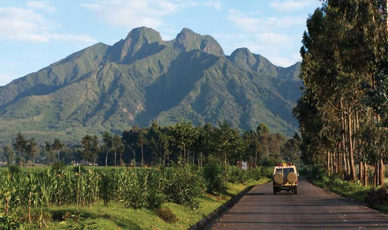 Amura, AmuraWorld,Rwanda,Ruanda,Compás Internacional,International Compass , 12,000 km de caminos recorren el país y solamente 1,000 km están asfaltados. 