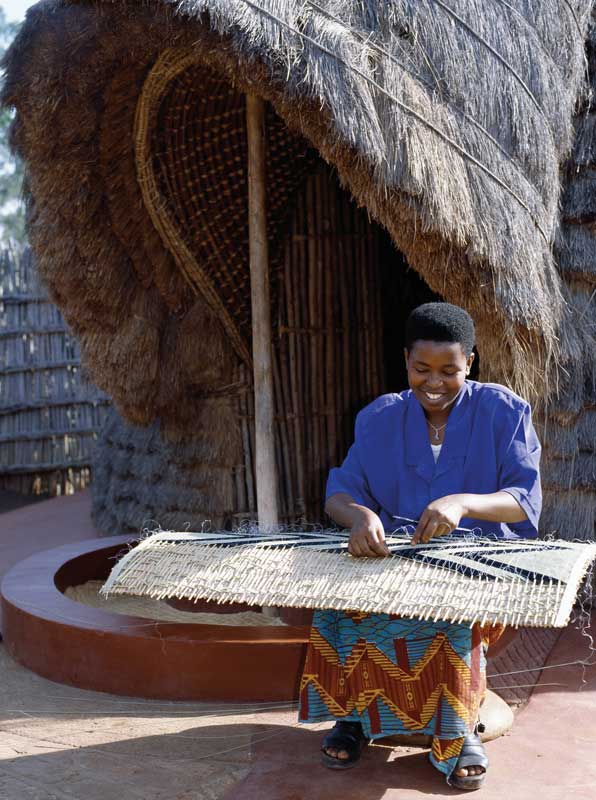 Amura, AmuraWorld,Rwanda,Ruanda,Compás Internacional,International Compass , Mamparas y cestas son tejidas con los materiales y las técnicas tradicionales.