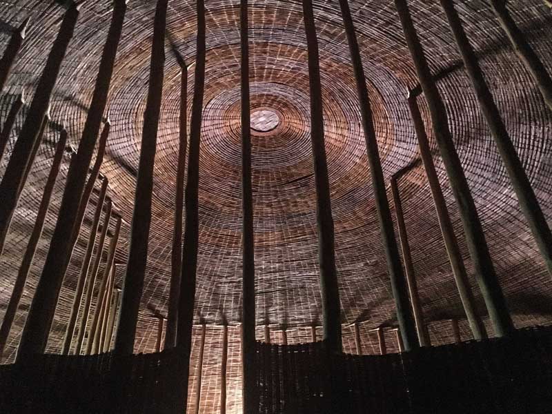 Amura, AmuraWorld,Rwanda,Ruanda,Compás Internacional,International Compass , Interior of the King's Palace in Nyanza, made with herbs, reed and bamboo.