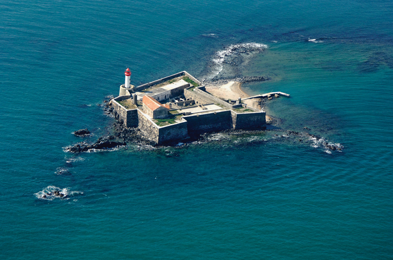 Amura,Agde,AmuraWorld,Amura Yachts,Cap d'Agde,Languedoc, El fuerte Brescou ha tenido a lo largo de su historia múltiples actividades.