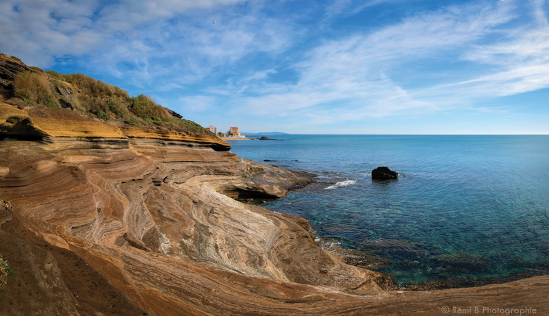 Amura,Agde,AmuraWorld,Amura Yachts,Cap d'Agde,Languedoc, La forma cóncava y los diques de relieves basálticos de la Grande Conque son el resultado de la erosión del Mont Saint Loup.