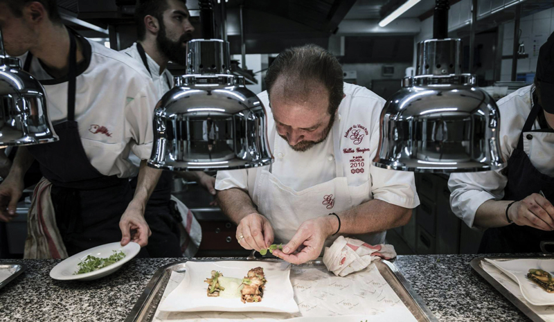 Amura,Agde,Guía Michelin,L’Auberge du Vieux Puits,chef Gilles Goujon , The chef Gilles Goujon taking care of all the details to make the meal a pleasure.