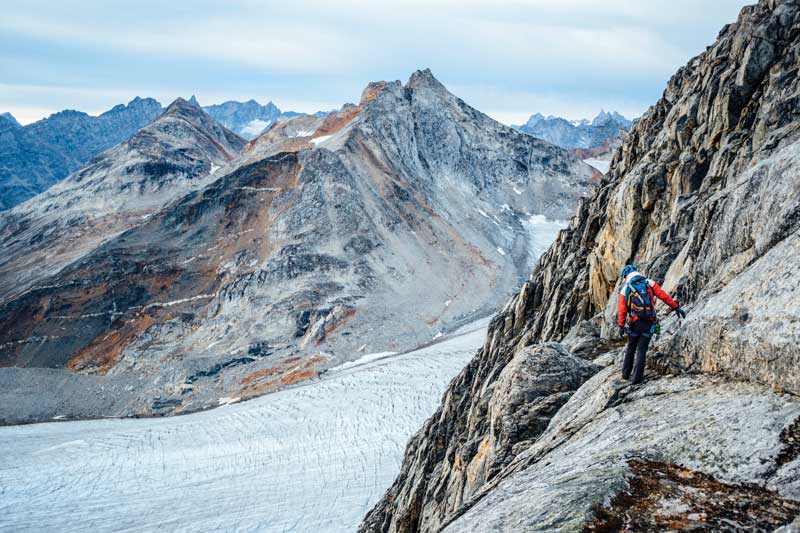 Amura,AmuraWorld,AmuraYachts,Groenlandia, Un alpinista desciende del fiordo Tasiilaq.