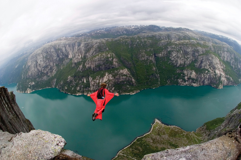 Amura, Amura World,Homenaje a la vida,Extreme Adrenaline, The base jump is the flight mode with the highest level of risk.