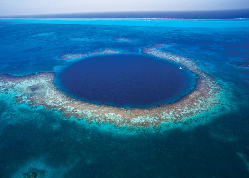 Amura, Amura World,Homenaje a la vida,Yates exploradores de Cantiere delle Marche, The Great Blue Hole