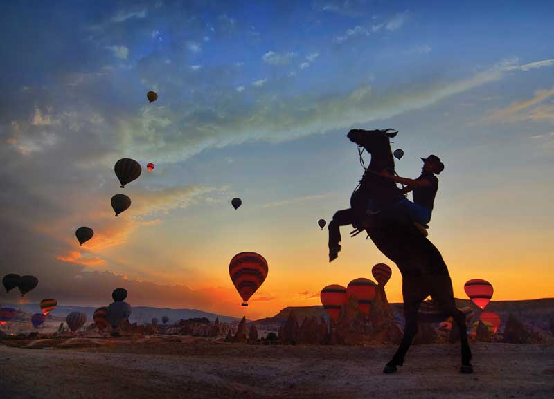 Amura,AmuraWorld,AmuraYachts,Capadocia, Camina y cabalga por las Chimeneas de las Hadas en Capadocia.